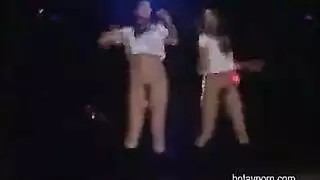 عاهرة مشعرة تأخذ قضيبين علاقة جنسية جماعية