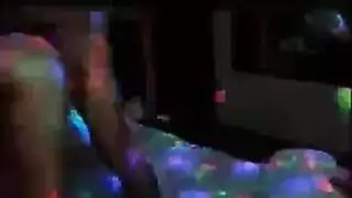 ملكة الشرج الأمريكية تأخذ قضيب وحشي في مؤخرتها