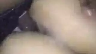 يراقب اختو في الحمام