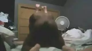 العب أقدامها ثم ناك كسها الضيق المبلل