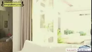 ربة المنزل الفاخرة تتوسل لقضيب عامل المسبح الكبير