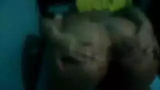 يخرج تضرط من خرمها