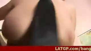 العريس يفض بكارة العروس في مشهد زفاف صريح