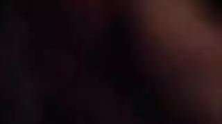 السمراء ساميys تلف أصابعها حول قضيب وحشي ثم تمتعها فتاة جذابة