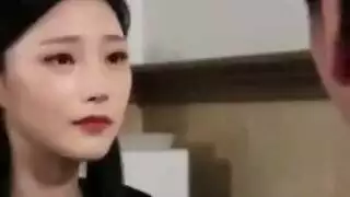 أم آسيوية ساخنة تنحني على المكتب