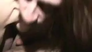 عاهرة المكتب الممتلئة تمص قضيب نائب الرئيس بطريقة مبتلة وتأخذ فمًا مليئًا