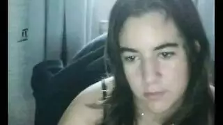 مراهقة بدينة تستمني كسها المغمور بالسوائل