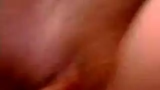 طالبة مثيرة تأخذ قضيبًا صلبًا في سلم الشركة