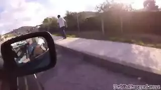 جنس في موقف السيارات العام: قضيب ضخم يملؤها في السيارة