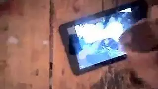آني لي وصديقته يأكلان بعضهما البعض في الحمام ولكن من أجل زوج أقرن