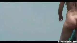 متلصص صغير يلتقط ثلاثي مراهقين جامح على الشاطئ