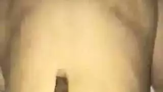 رجل أصلع أسود يحمل وشمًا يمارس الجنس مع جليسة أطفاله السوداء ، ويستمتع بها أثناء قيامها بكومينغ