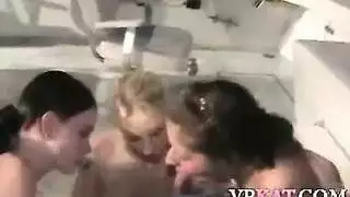 قرر الرجل الأسود أن يمارس الجنس مع سيدة شقراء عاهرة من حيه ، وأن يكون له علاقة ثلاثية