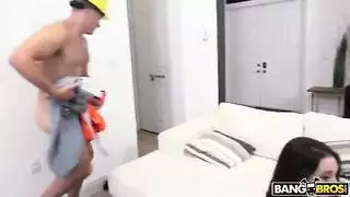 عامل التصليح يستغل وجود المراهقة وحدهة
