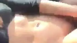 ياباني ربط في الباص مكان عام