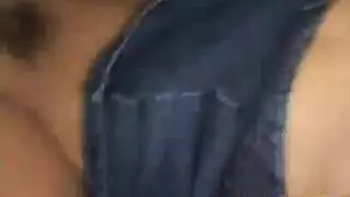 آسيا كيرينو تلعق فرجها حتى تبتل لتدخل قضيب قاس