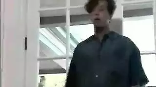 تئنات سيمون الشديدة في مشهد إباحي باختراق مزدوج
