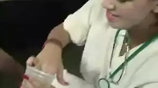 تئن بينما يدلك بظرها