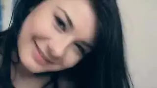 امرأة سمراء جميلة يمس قليلا في كسها قليلا ويثير بصوت عال جدا