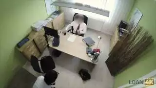 جميلة سمراء حسناء تمص قضيبًا بقوة في تاكسي