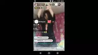 فتاة مراهقة تلتهم عصا لحم عملاقة مثل محترفة