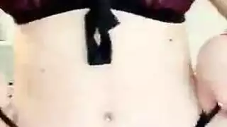 الملاك الحارقة شقراء الساخنة في السراويل القصيرة يأخذ ديك طويلة كبيرة