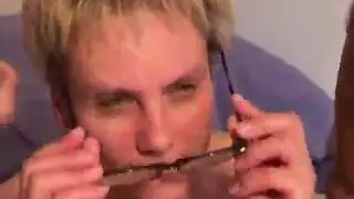 يدلك جسمها بزيت
