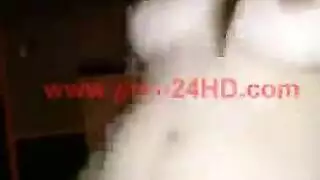 نجم إباحي تايلاندي شاب يتباهى بثدييه العملاقين وفرجه الوردي المشدود