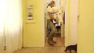 تحصل على أول نشوة جنسية لها على الأريكة أثناء الاستحمام مع صديقها الجديد