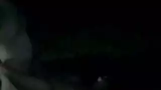 الزوج يسيطر على زوجته في مشهد غرفة نوم صريح