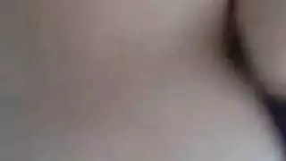 شباب يقومون بمساج لبنت