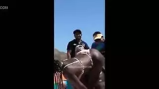 فتاة الشوكولا باللون الأحمر تتعرض لضرب مزدوج الاختراق
