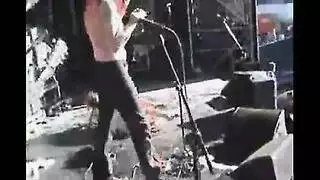 شباب وبنات على البحر