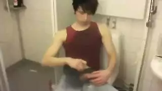 شاب مراهق يستسلم للجماع الصعب