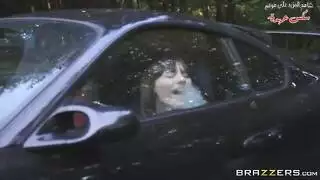 تمص قضيبه لإصلاح سيارتها