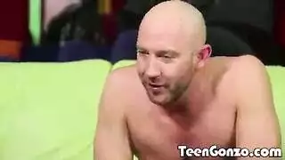 المراهقة الشقراء الطويلة تتناك جامد و الأصلع النياك يقذف على وجهها