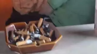 استمناء مراهقة: تدليك كسيها الضيق بشدة في الخارج