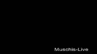 أثداء بيضاء كبيرة ترتد بينما يُنكح الفرج المشعر في مشهد إباحي