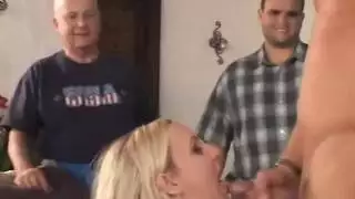 مشهد إباحي: شقراء تمص شابين ثم تُدَق بقوة من الخلف