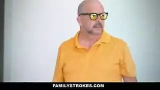 خيال زوجة الأب الإباحي: انتصاب ابن زوجها العملاق والمتعة المتبادلة