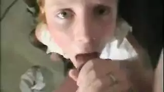 متعة فموية شديدة: شفتيها تطوقان قضيبي النابض