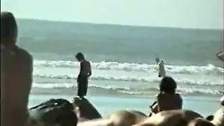 جنس عنيف علني على الشاطئ: قضيب ضخم بإيلاج مزدوج