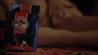 تظهر مهبلها وتفركه بسرعة