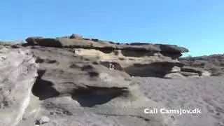 نيك هو يقود السيارة