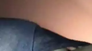 ثقوبها الضيقة تأخذ قضيباً صلباً من الخلف