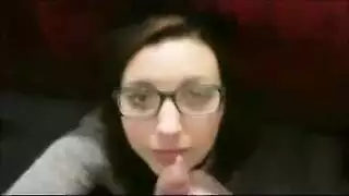 وجوه مغطاة بالسائل المنوي: فتيات هواة مغمورات بالمني