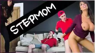 الأب غائب فزوجة الأب تمص قضيب ابن زوجها الغليظ طوال اليوم
