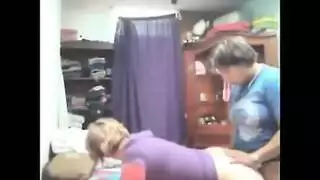 ثنائي مثلي يتناوب على قضيب مطاطي