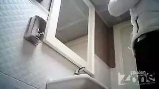 لقطات حمام سرية: فتاة تتبول وتكشف عن كسها الساخن وشرجها الضيق