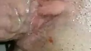 ينيكها ويغذف في كسها والسايل يخرج من كسها